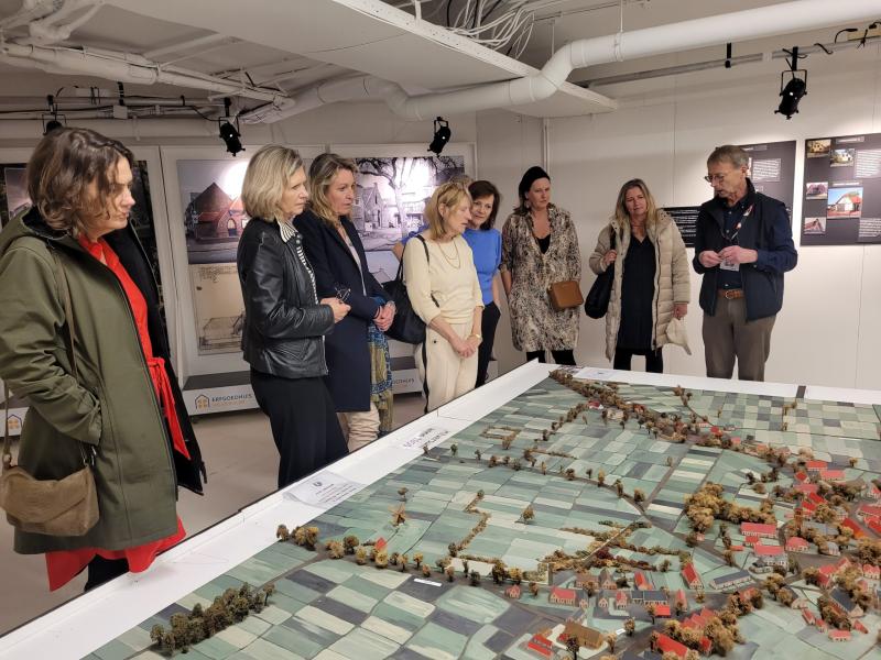 Bezoekers bekijken een tentoonstelling in Hilversum