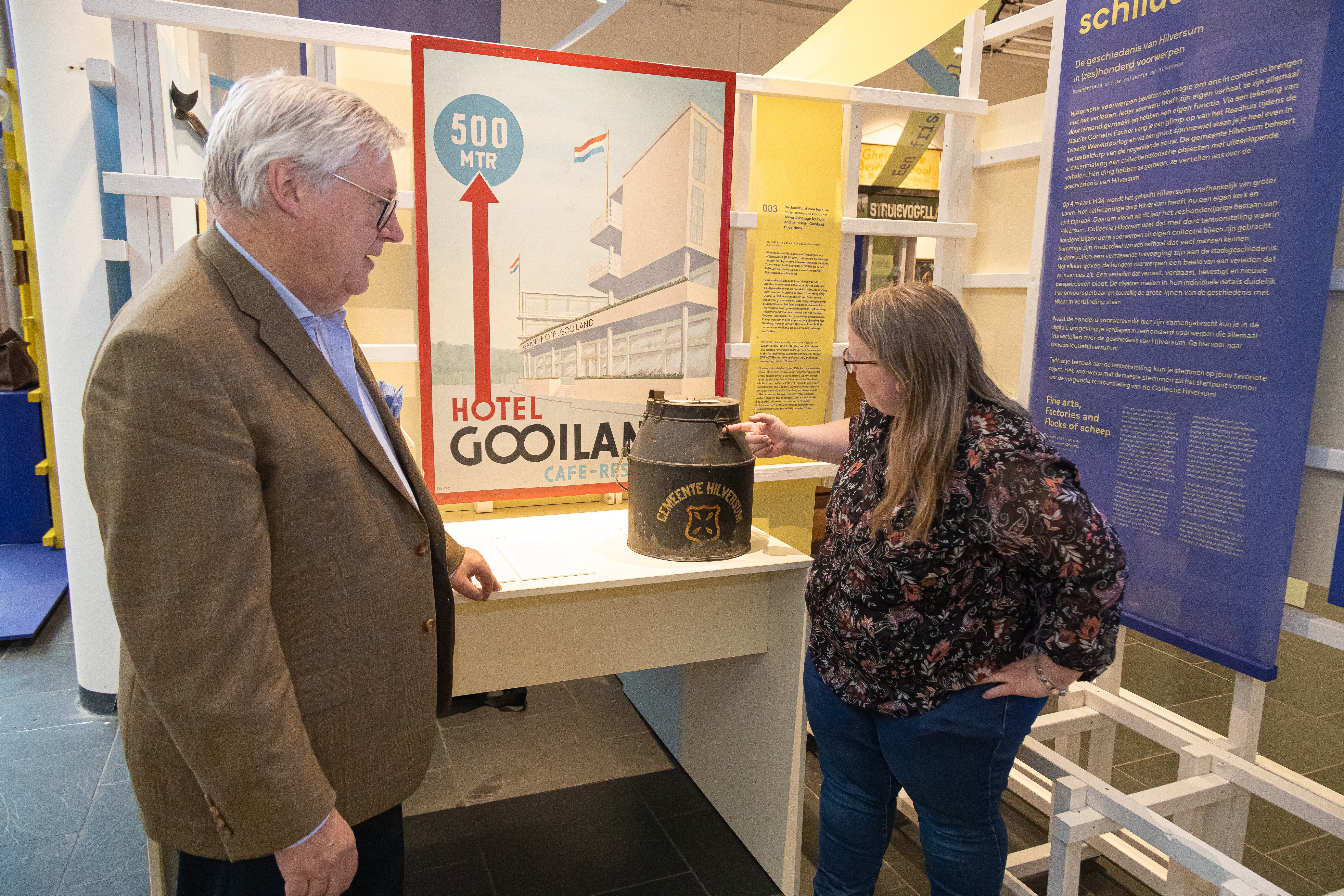 Tentoonstellingsopstelling in Hilversum met Nora Bosscher en historische objecten